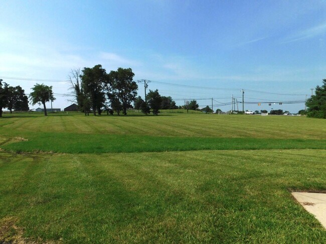 Foto del edificio - 5 acres and a Large 6 bedroom house. Extra garages and sheds.