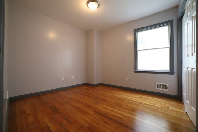 Building Photo - 400 Rose Ave