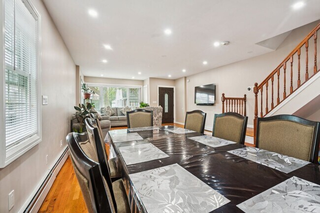 Building Photo - Stunning 3-Bed, 1.5-Bath FULLY RENOVATED S...