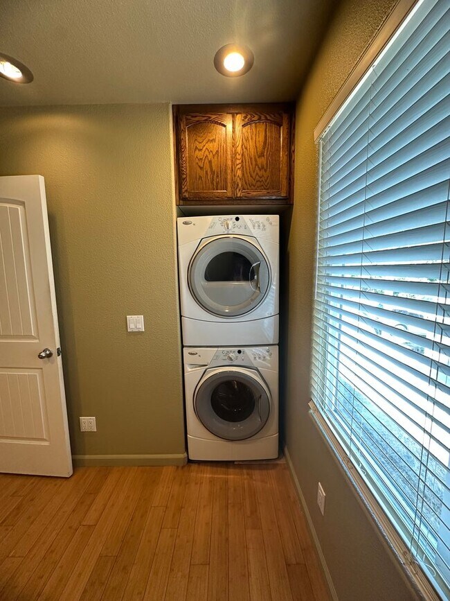 Foto del edificio - SPACIOUS 2 BED 1 BATH DOWNTOWN WITH OFF ST...