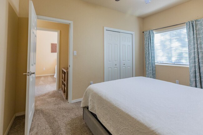 Building Photo - 3 Bed 2 Bath Fully Furnished Home - Pet Fr...