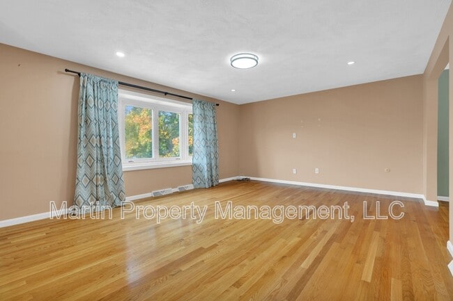 Building Photo - 7 Briarwood Rd