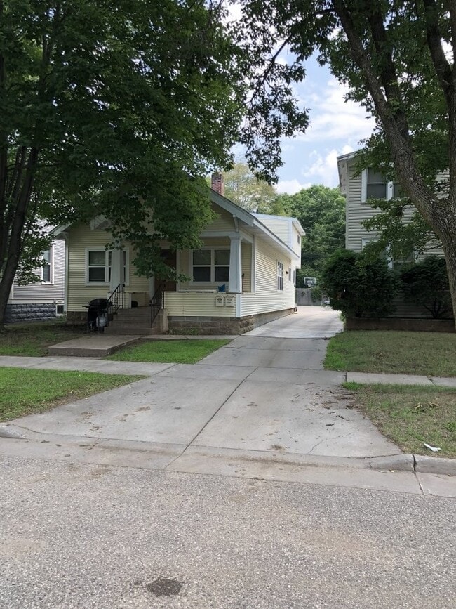 Foto del edificio - 3 Bed 1 Bath near UWEC! Available June 1st!