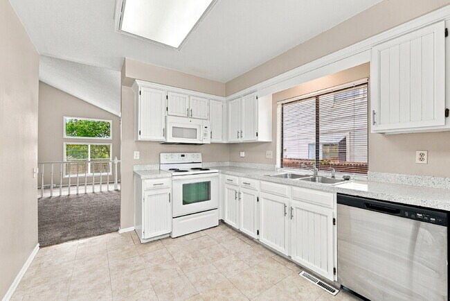 Foto del edificio - $2,940.95 - 3 bed 2.5 bath Home in Centennial with Central AC, and Great Backyard Space!