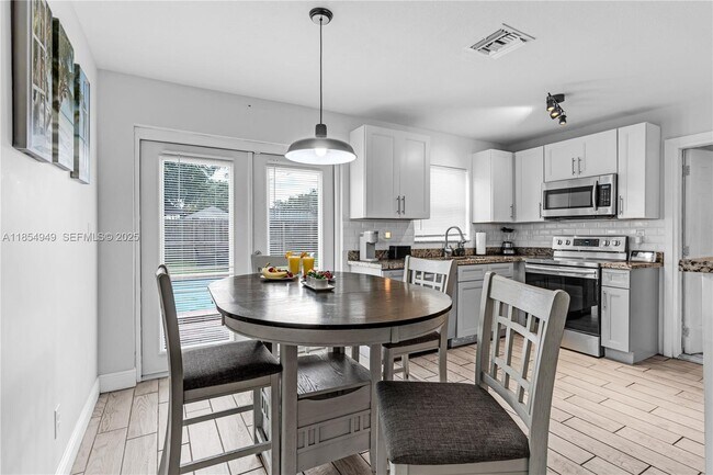 Foto del edificio - 6660 Custer St