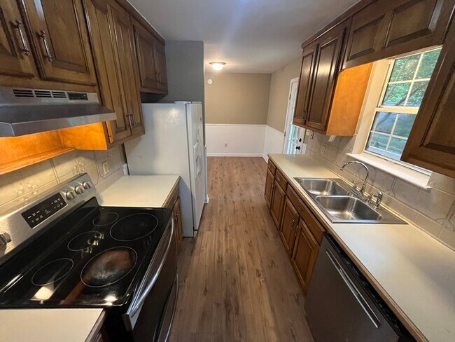 Foto del edificio - CUTE Ranch with Garage for RENT!