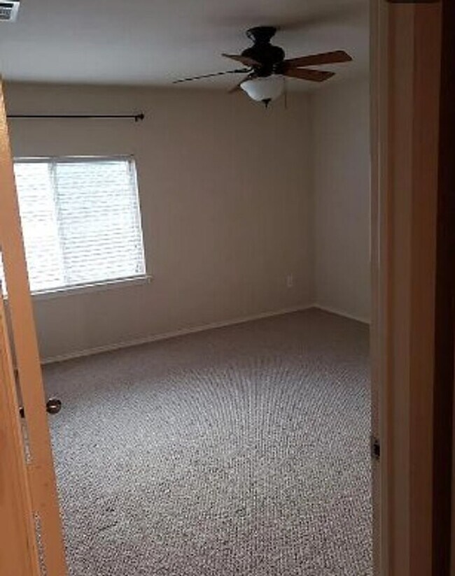 Building Photo - 9840 Meadow Rue Dr