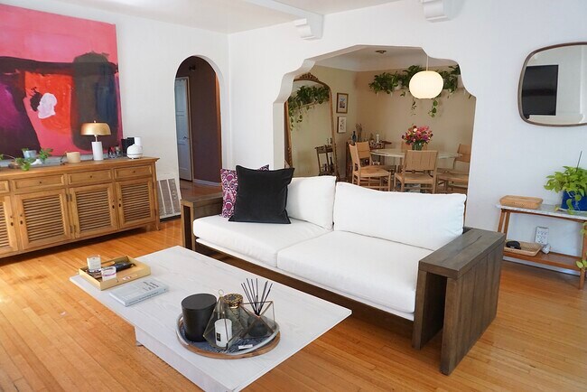 Foto del edificio - 1327 S Cloverdale Ave