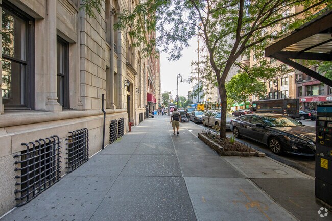 260 W 72nd St New York, NY 10023-2817 - Wellwyn Apartments