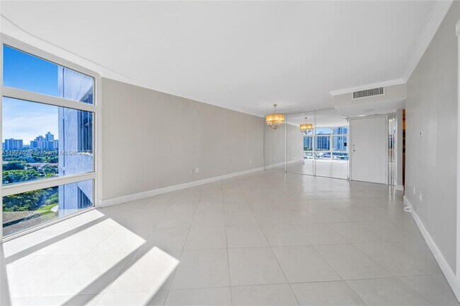Foto del edificio - 3375 N Country Club Dr