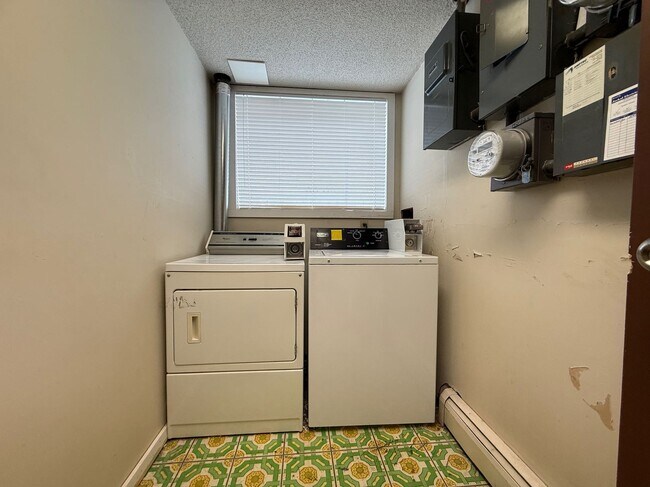 Photo du bâtiment - Apartment in Move-in-ready Bachelor Suite in Meadowlark