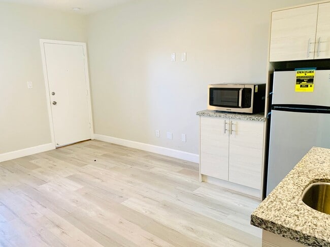 Foto del edificio - STUDIO APARTMENT AVAILABLE IN THE HEART OF...