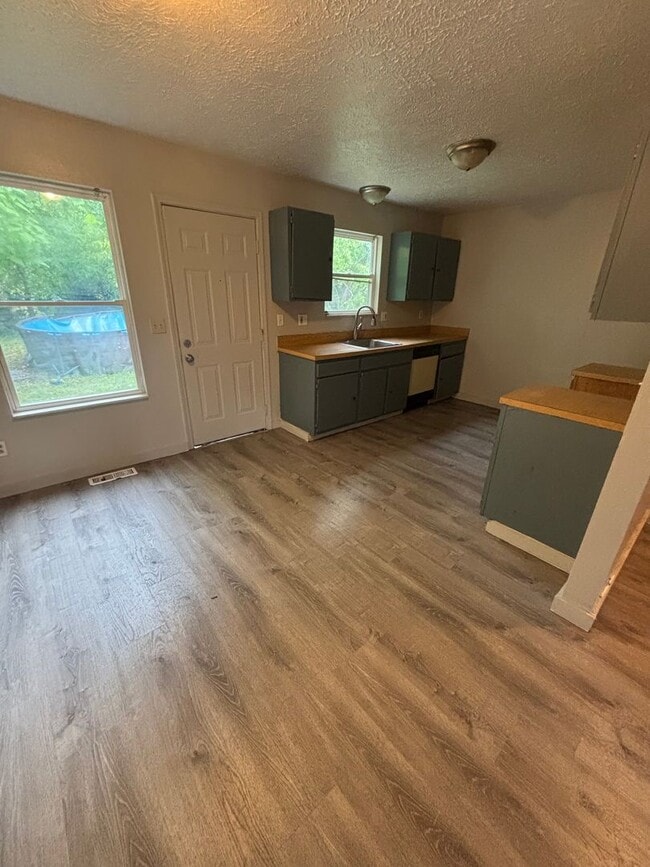 Building Photo - 3bd Single Section 8/Cash Pay