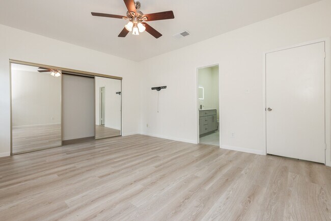 Building Photo - 17441 Red Oak Dr