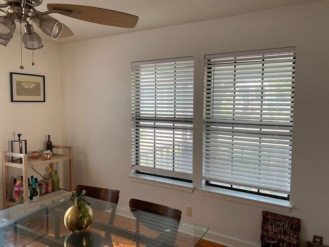 Foto del edificio - 4 Bedroom in Clarksville- 1610 W. 10th- August Prelease