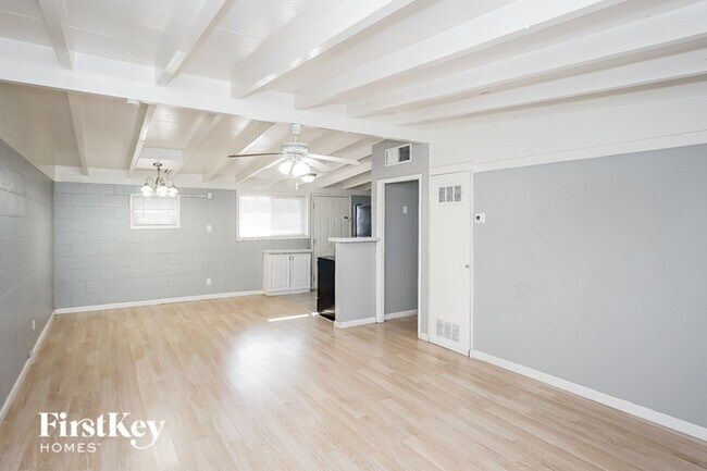 Building Photo - 213 Hillcrest Dr