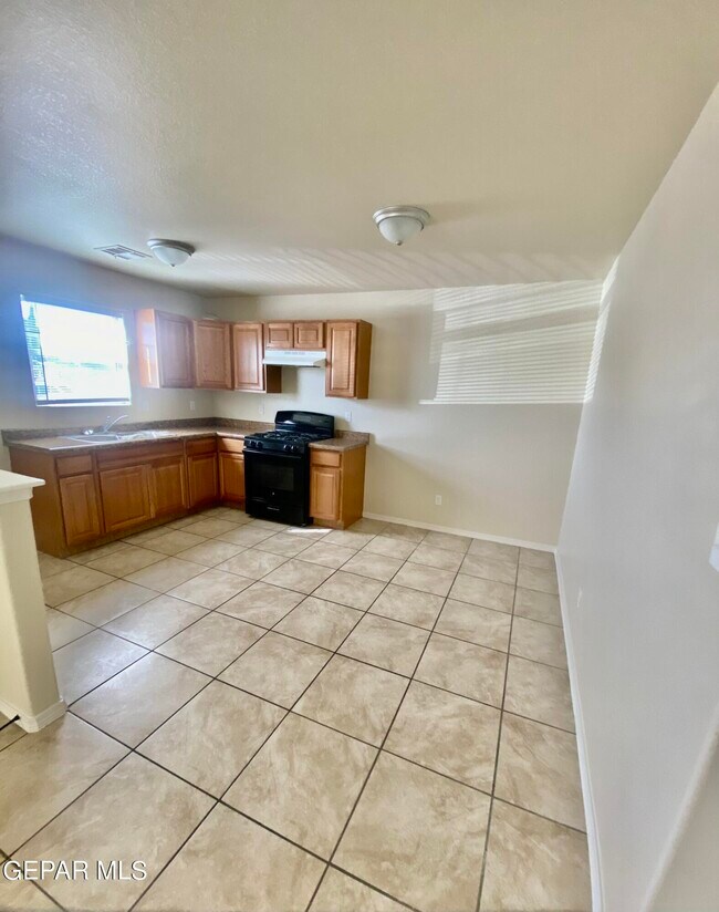 Building Photo - 9389 San Lorenzo Ave