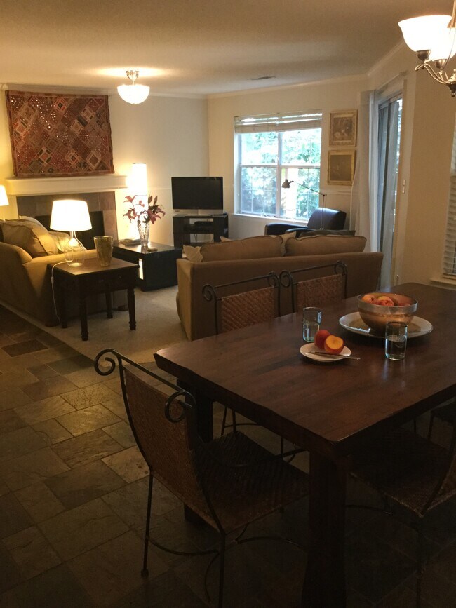 Sala de estar y comedor bien iluminados - 5013 Sharon Rd