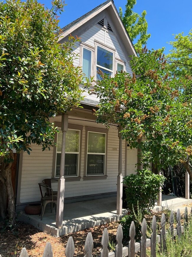 Building Photo - COMING SOON!  2 bed, 2 bath home in the he...