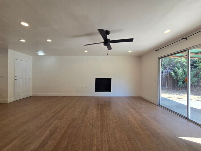 Building Photo - 6046 Reo Pl