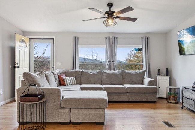 Building Photo - 1009 Sumac Ct