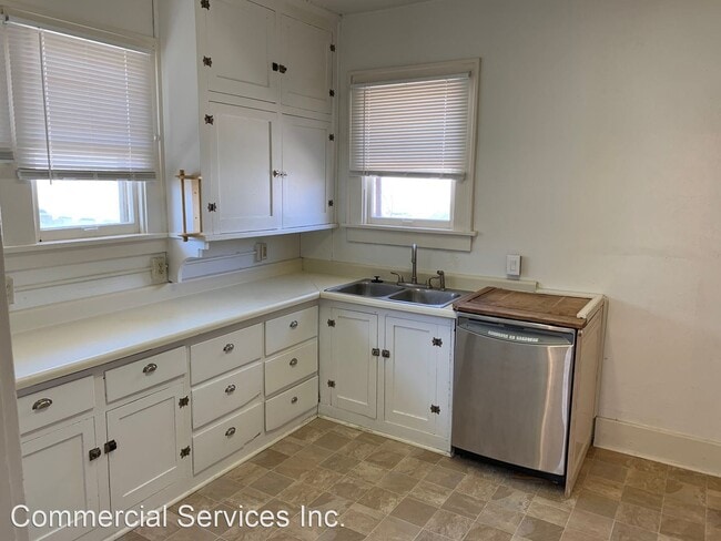 Building Photo - 3 br, 1.5 bath House - 1234 S. Oak