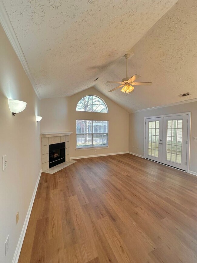 Foto del edificio - Charming 3BR/2BA Home in Roswell with Bright Sunroom & Spacious Living!
