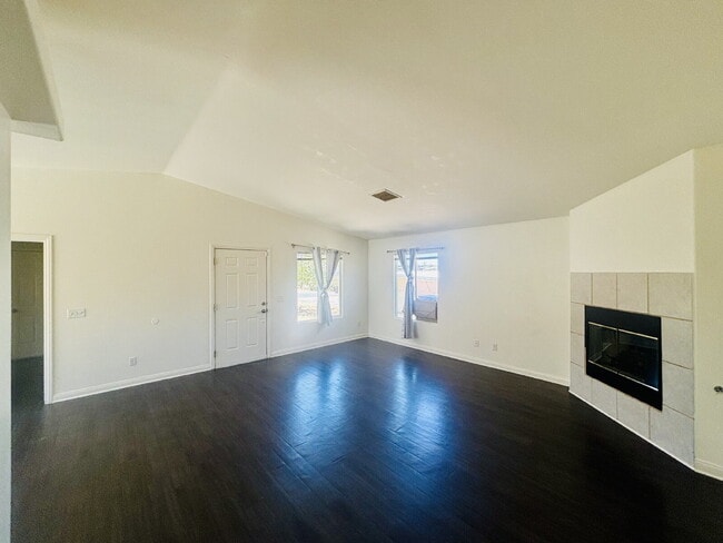 Building Photo - 4 Bedroom, 2 Bath Home with Attached Garag...