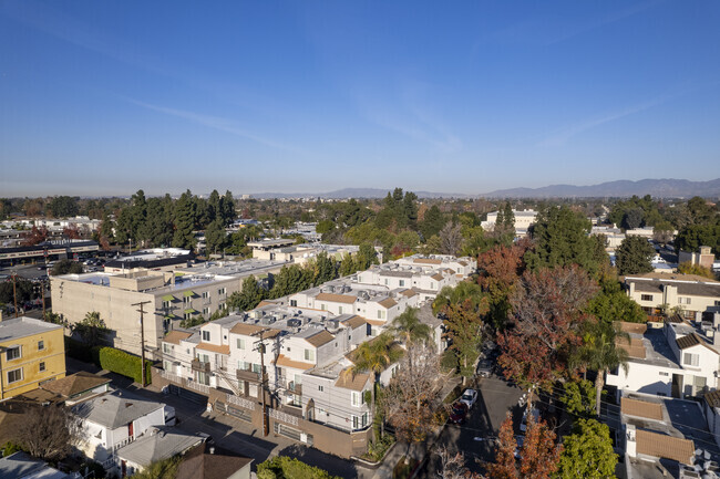 355 N Maple St - Entourage