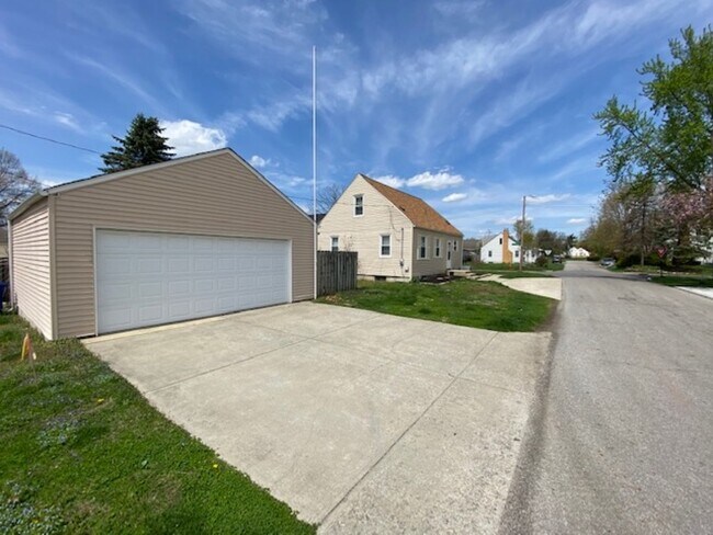 Building Photo - 297 E Jeffrey Pl