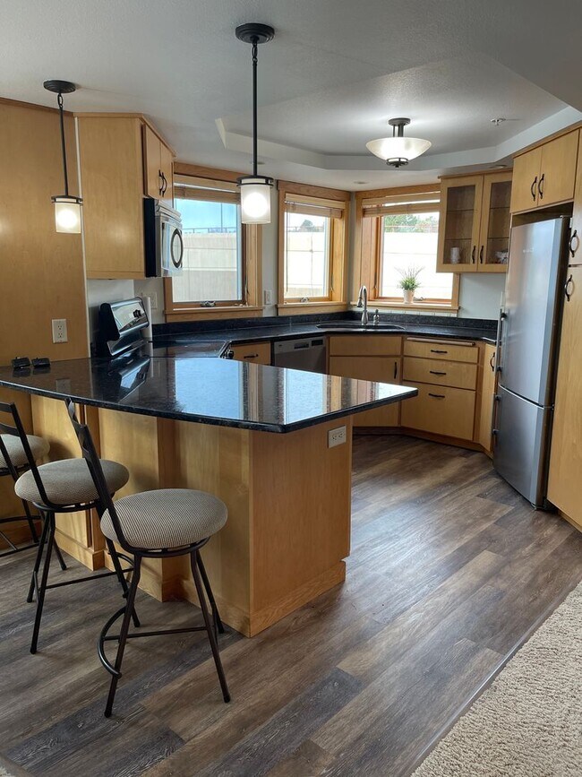 Building Photo - Beacon Pointe Condominium! Stunning furnis...