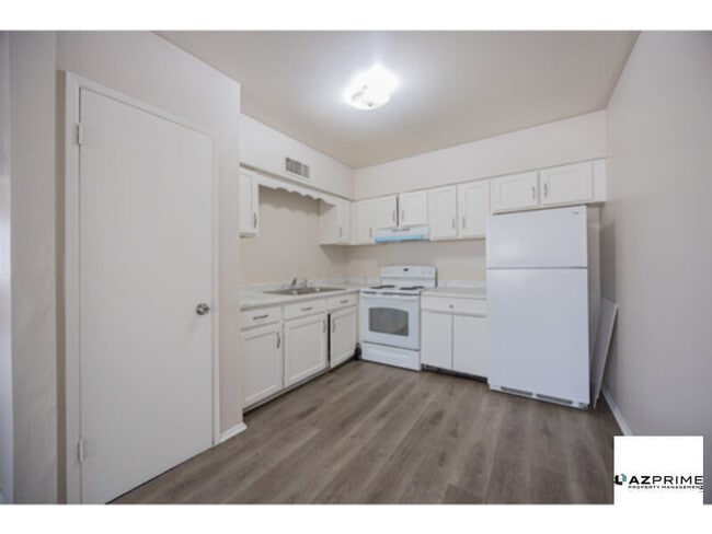 Building Photo - FIRST MONTH FREE RENT MOVE IN SPECIAL!  Discover Urban Sophistication in this Charming 2/1 Mesa 4-pl