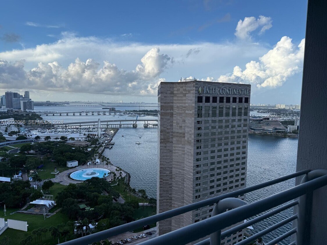 Foto del edificio - 325 S Biscayne Blvd