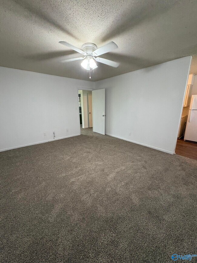 Foto del edificio - 210 Cloverleaf Dr