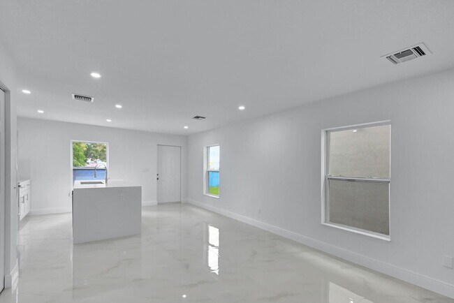 Building Photo - 4462 Clinton Blvd