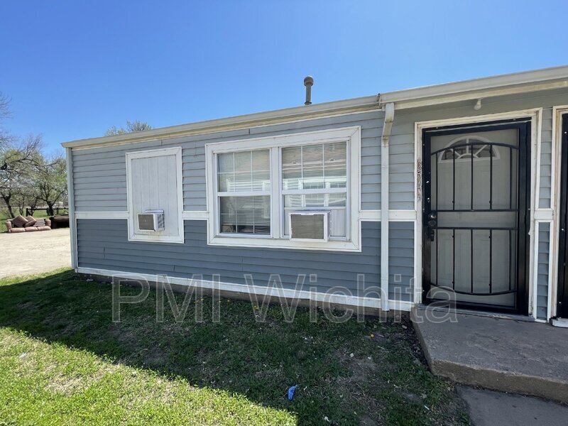 Primary Photo - 2545 N Park Pl