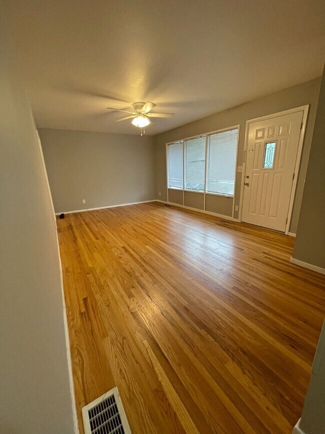 Building Photo - Three Bedroom Ranch for Rent in the Haisle...