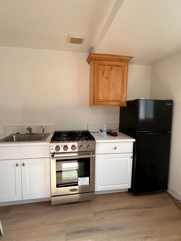 Kitchen - 227 N Yale Ave
