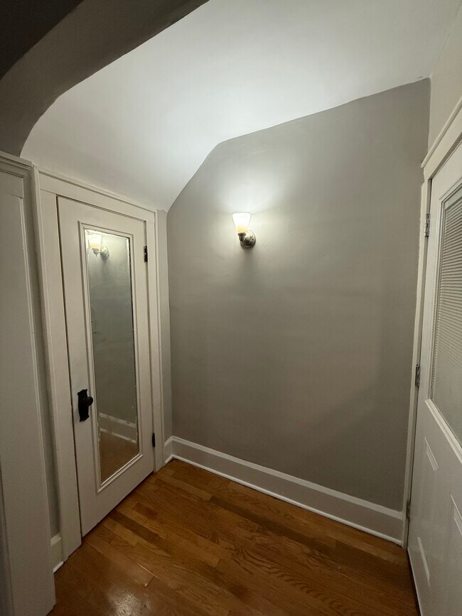 Puerta principal y área del armario - 3616 E 106th St