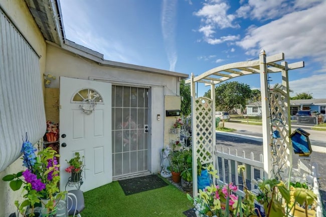 Photo - 2XXX SW 42nd St (Fort Lauderdale, FL) House