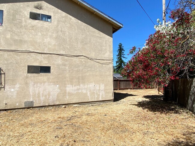 Foto del edificio - Two Bed, One Bath Triplex with a One Car Garage In North Stockton
