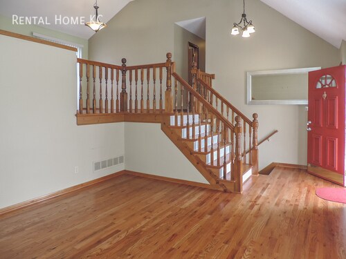 Building Photo - Open and Light Split Level for lease in Bl...