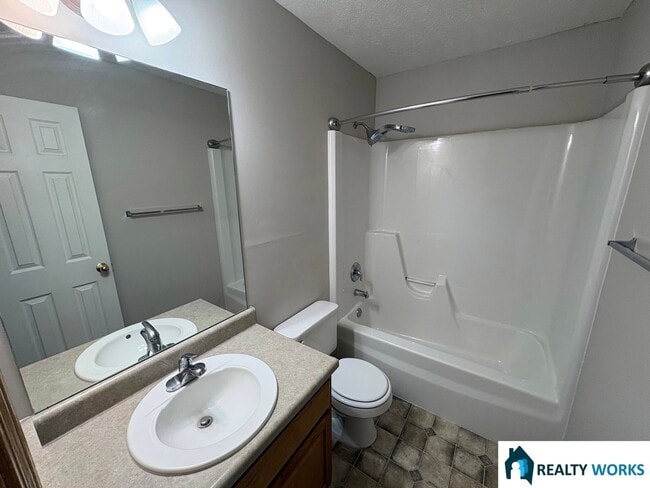 Building Photo - 3 bedroom townhome - SE Lincoln