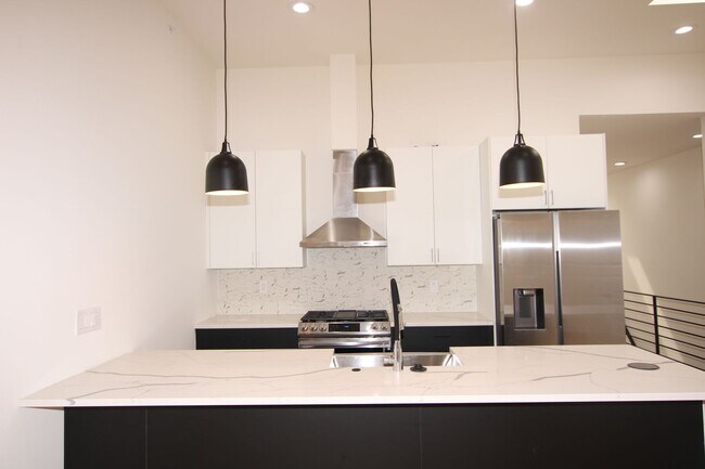 Foto del edificio - Newly renovated 2 bed with 2 offices apart...