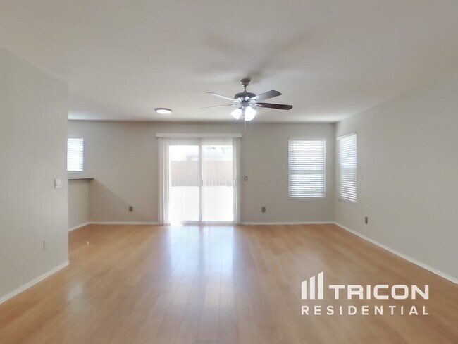 Building Photo - 1149 E Lakeview Dr