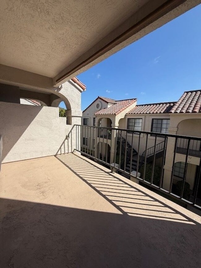 Building Photo - 1 bedroom/1 bath upstairs unit in Sabre Springs - Ava Now!