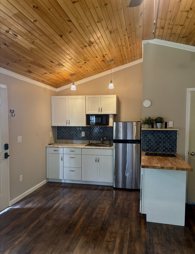 Kitchen - stainless steel appliances - 38 Ferguson Rd
