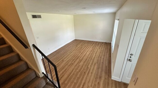 Building Photo - Beautiful 3 bed 2.5 bath town home in Mait...