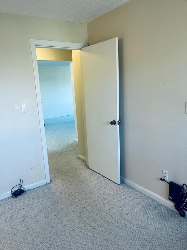 Building Photo - 9 Hallmark Gdns