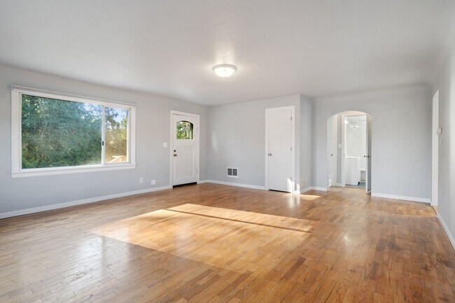 Building Photo - Charming Farm-Style Home in Silverdale